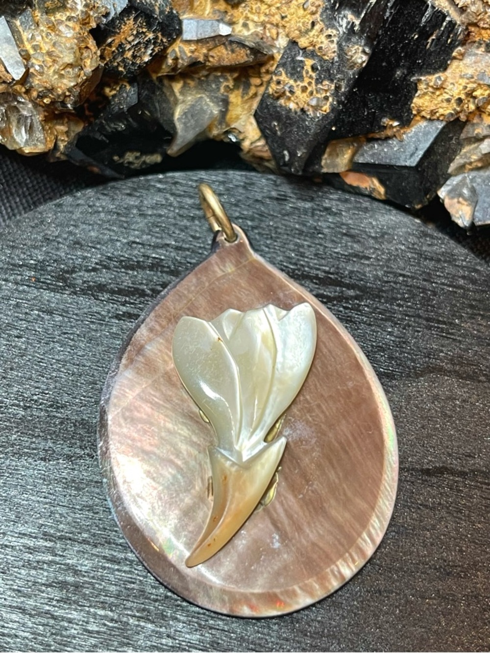 🌑Carved Natural Shell Flower Pendant Pre-Loved🌑